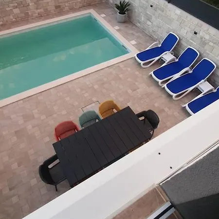 Willa Sara - Pool And Near