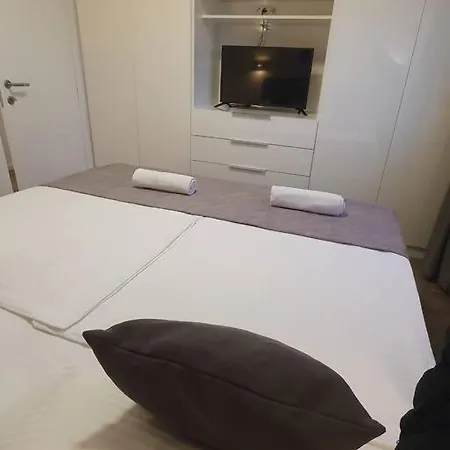 Sara - Pool And Near * Nin