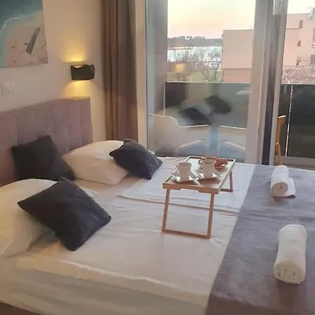 Sara - Pool And Near * Nin