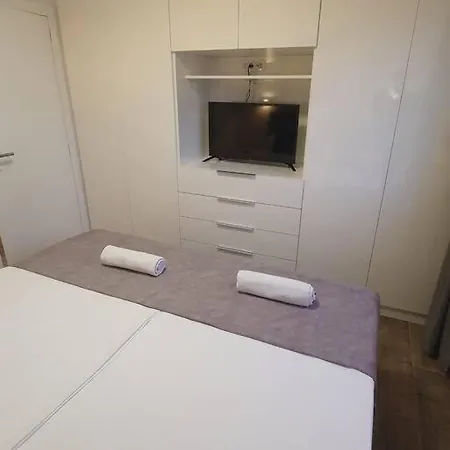 Sara - Pool And Near