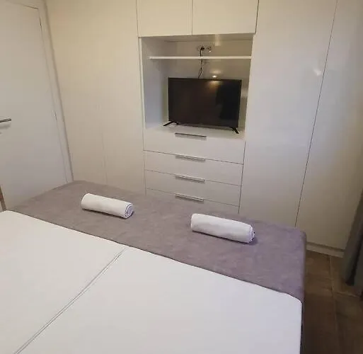 Sara - Pool And Near