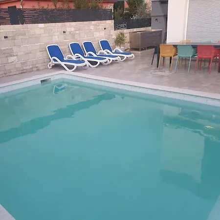 Sara - Pool And Near