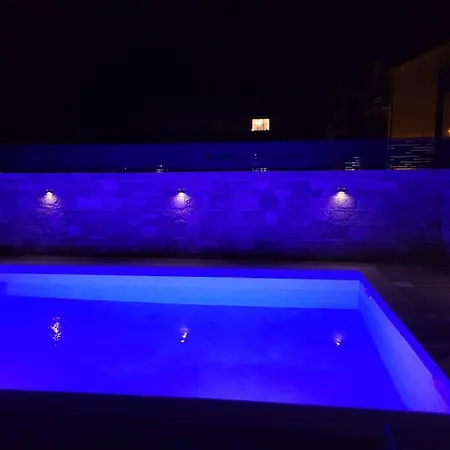 Sara - Pool And Near * Nin