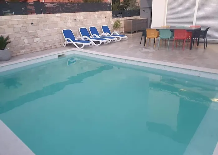 Sara - Pool And Near