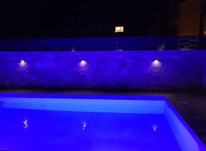 Sara - Pool And Near * Nin